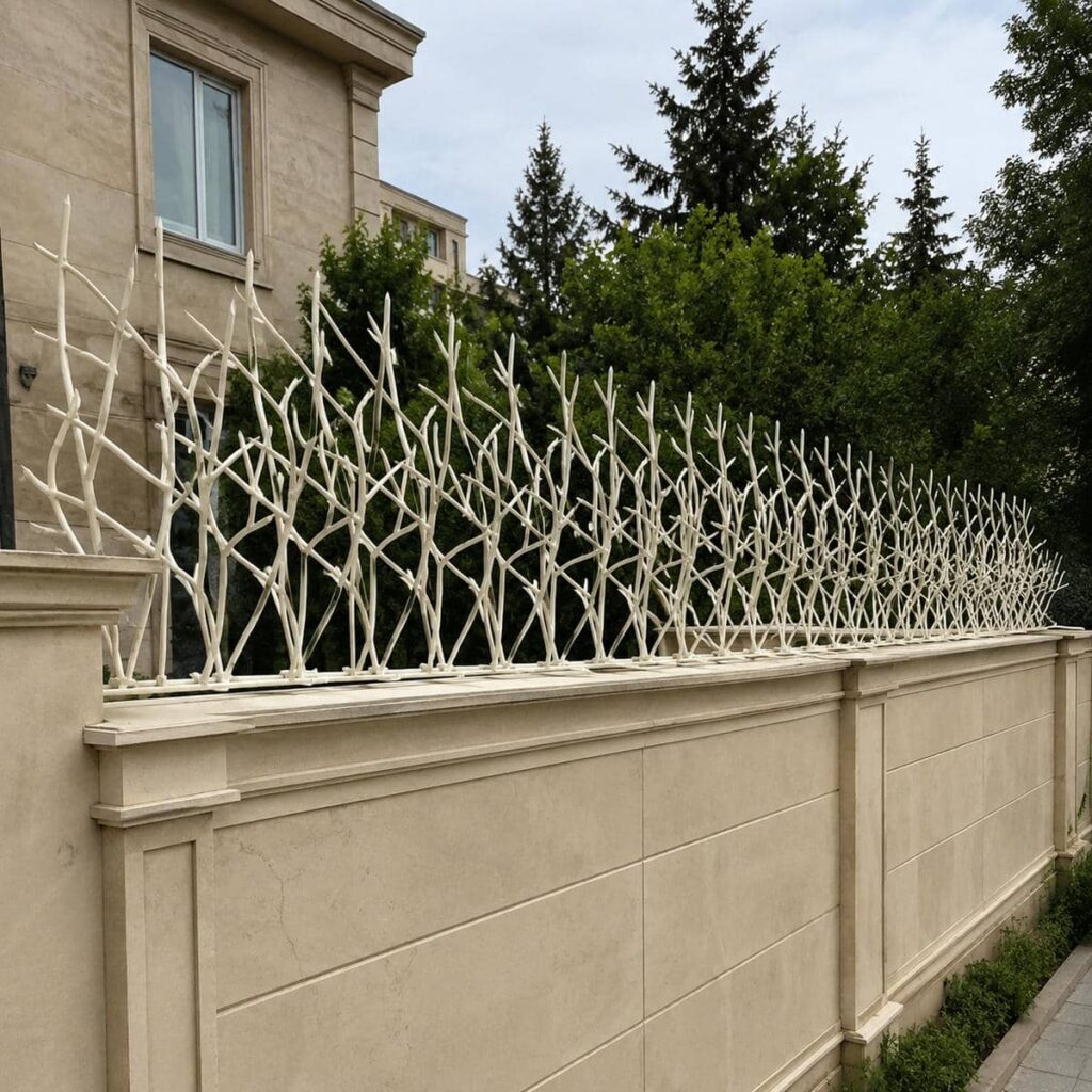 حفاظ دیوار سرنیزه‌ای طوسی بالای حیاط سنگی