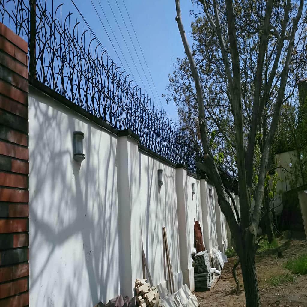 حفاظ دیوار سفارشی سفید روی حصار ویلای مدرن حفاظ دیوار سفارشی سفید روی حصار ویلای مدرن