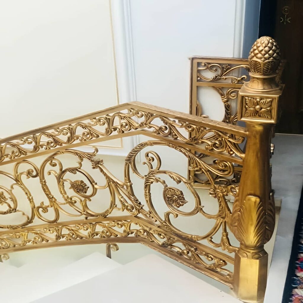 حفاظ پله کلاسیک شهرکرد کنار درب چوبی ورودی
