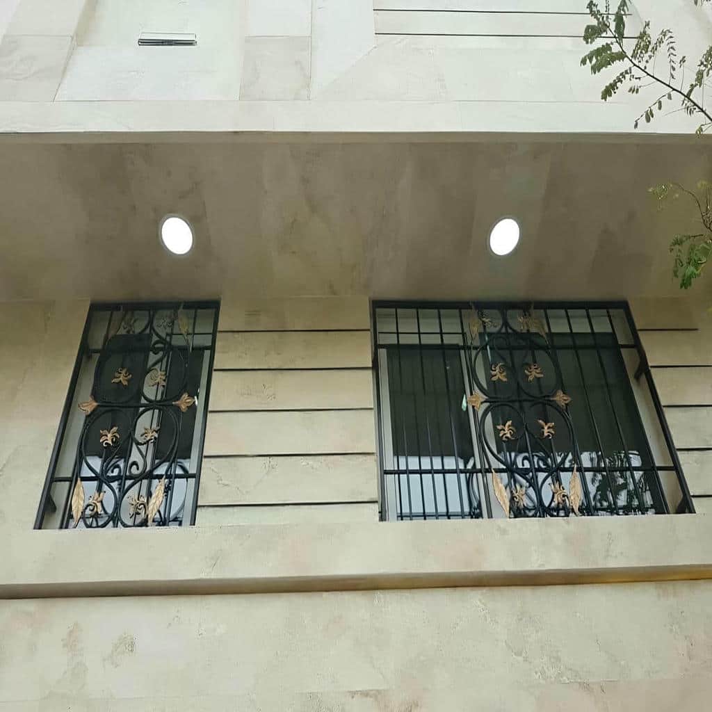 حفاظ پنجره آهنی با قاب مستطیلی و رنگ خاکستری