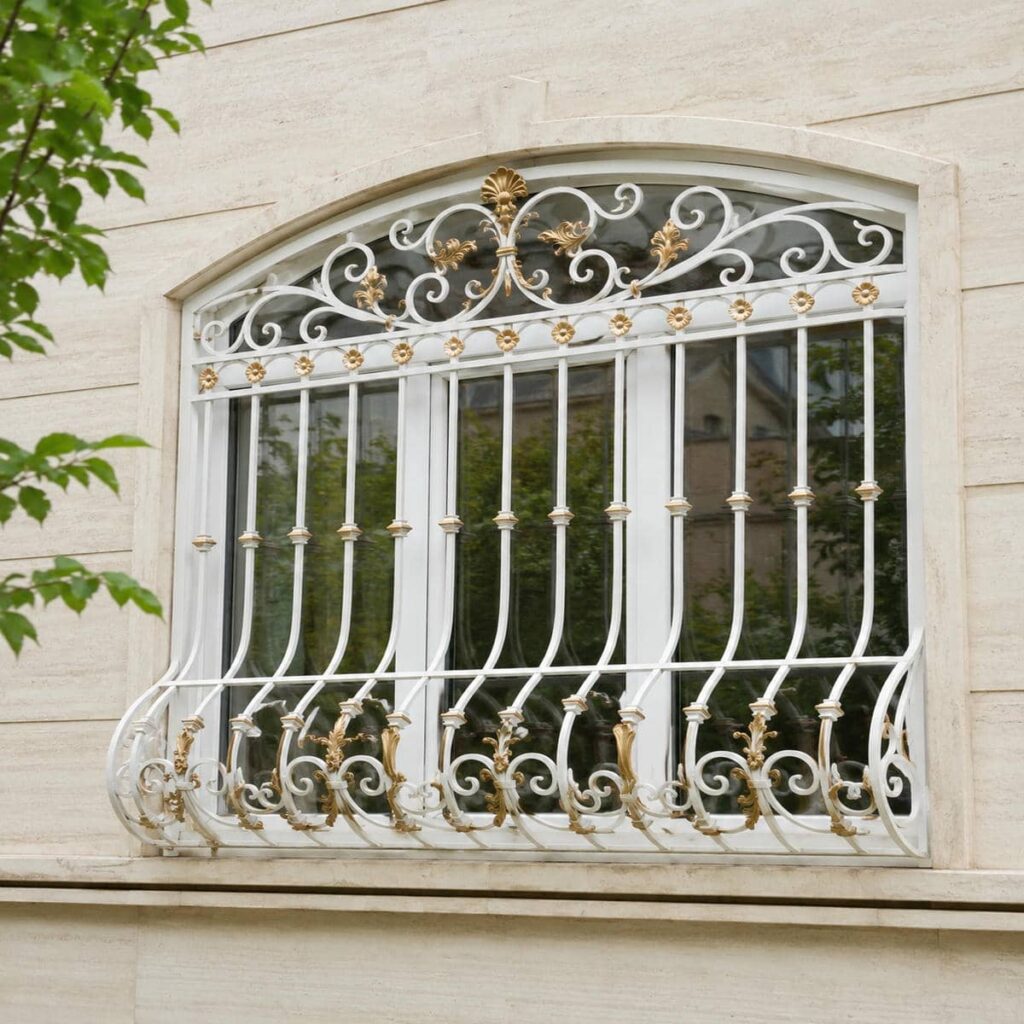 حفاظ پنجره آهنی مشکی روی نمای آجری استان بوشهر