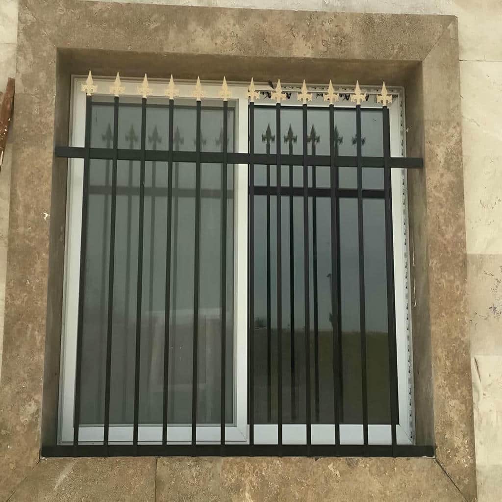 حفاظ پنجره آهنی مشکی کنار حیاط باران خورده استان اصفهان