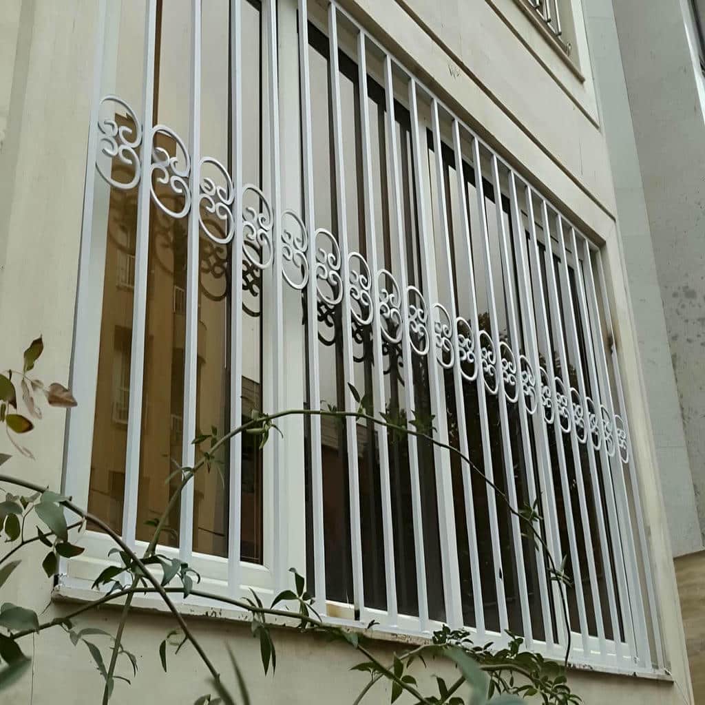 حفاظ پنجره با ابعاد اختصاصی روی نمای آجری