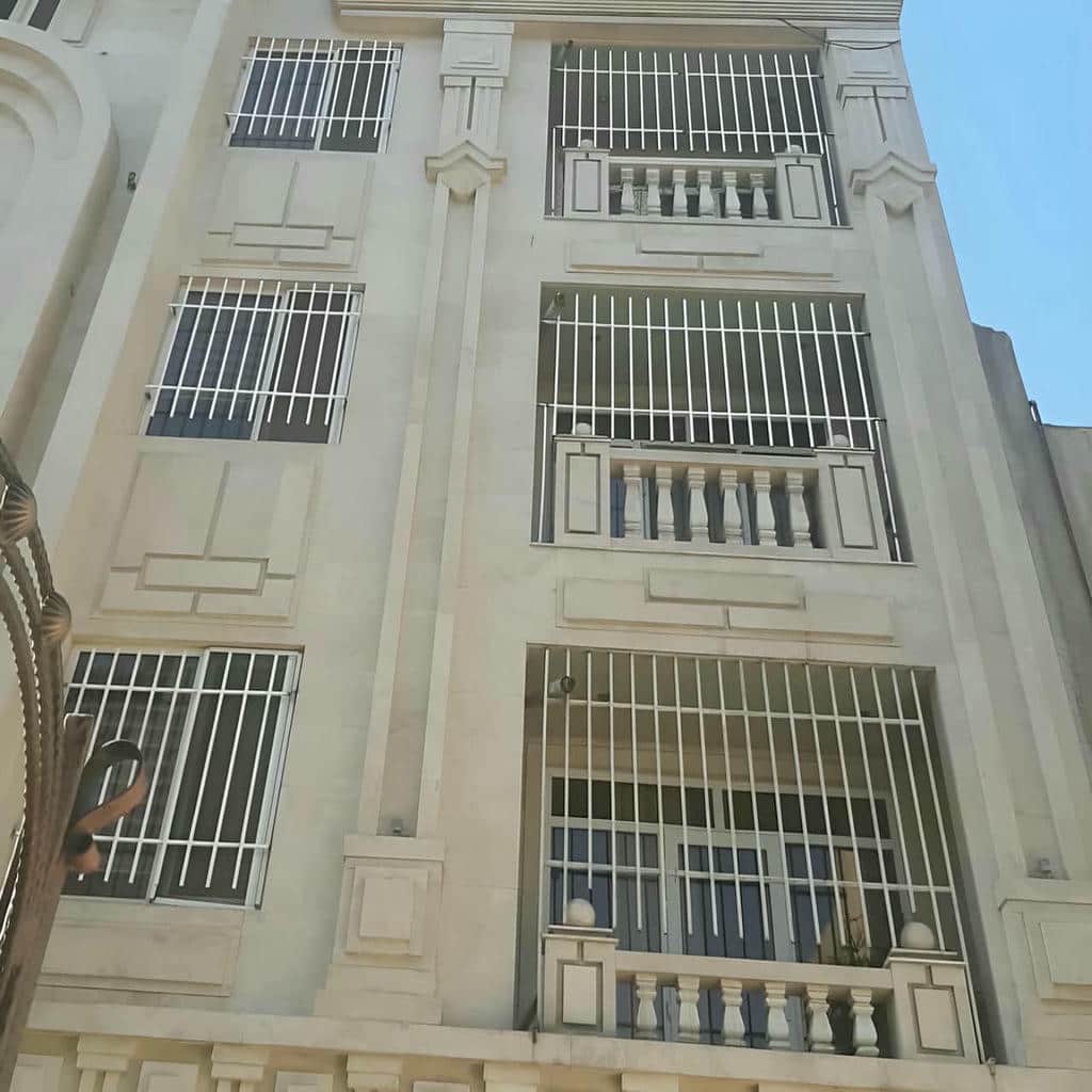 حفاظ پنجره ثابت خاکستری کنار معبر در زاهدان حفاظ پنجره ثابت خاکستری کنار معبر در زاهدان