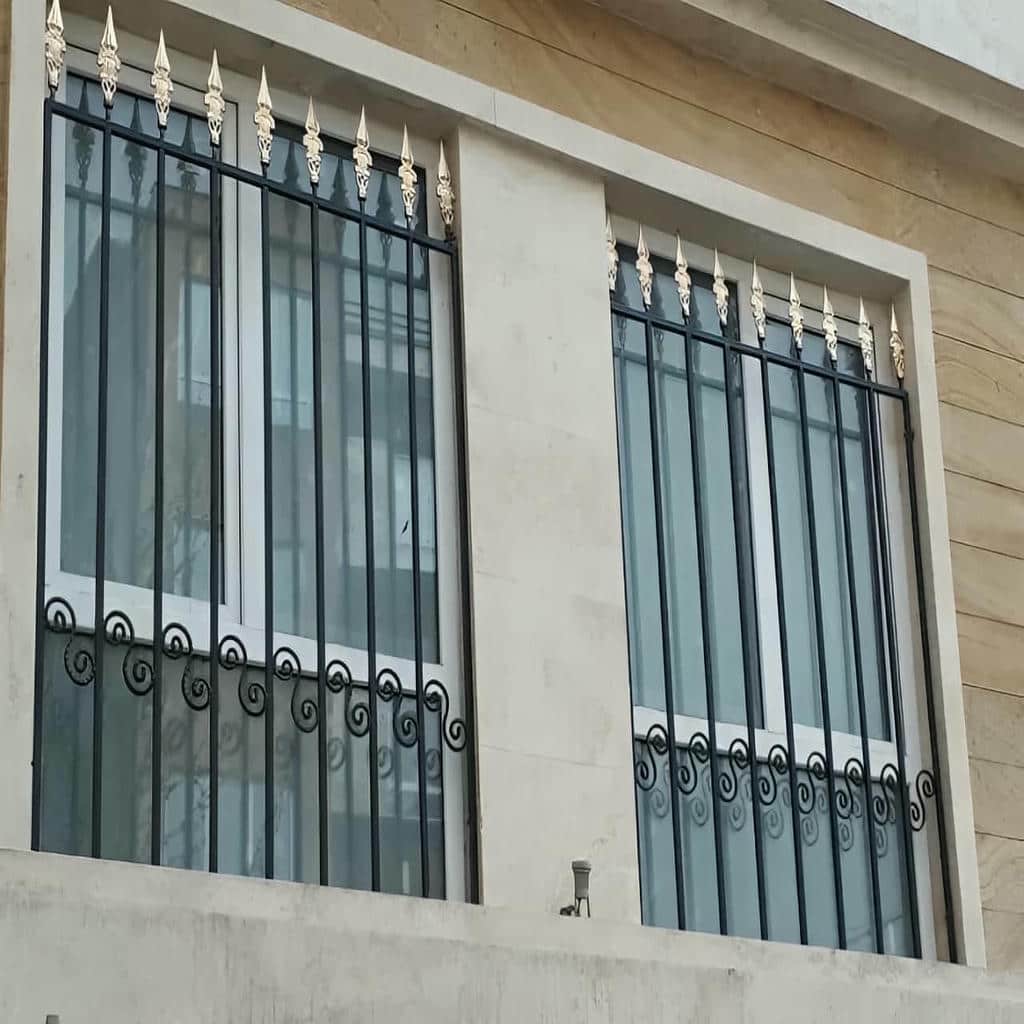 حفاظ پنجره ساده با پوشش خاکستری مات حفاظ پنجره ساده با پوشش خاکستری مات