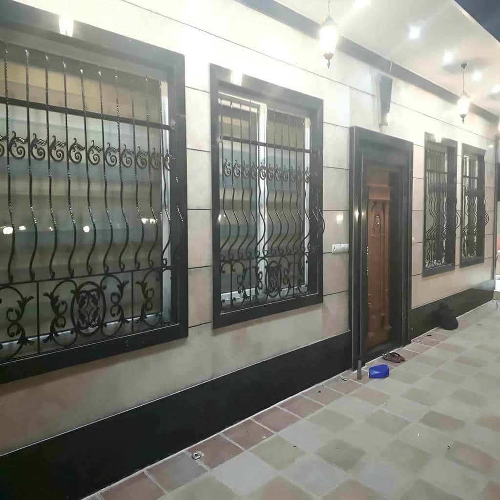 حفاظ پنجره مشکی مینیمال روی نمای سفید استان خوزستان