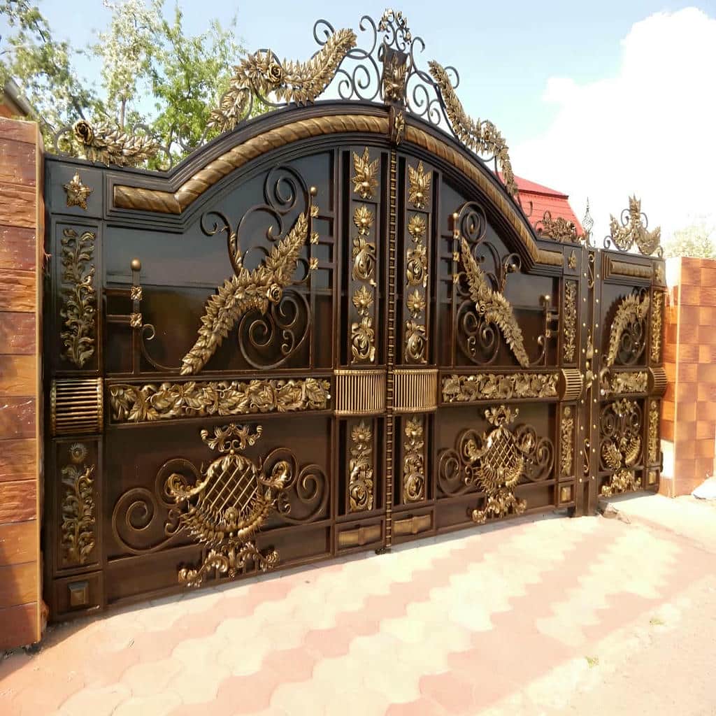 درب حیاط برنزی دولنگه کنار ورودی ویلای سنگی درب حیاط برنزی دولنگه کنار ورودی ویلای سنگی