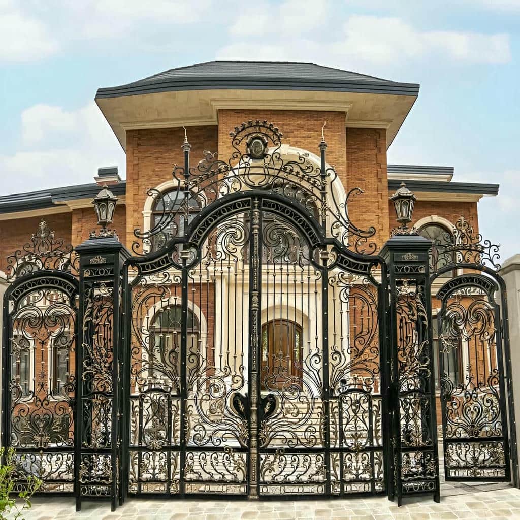 درب حیاط دولنگه مشکی با دستگیره برنجی ساده