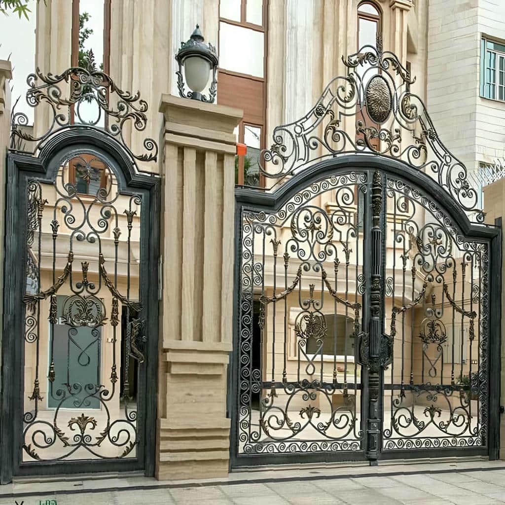 درب حیاط زیتونی با پنل پوشیده و قفل مرکزی