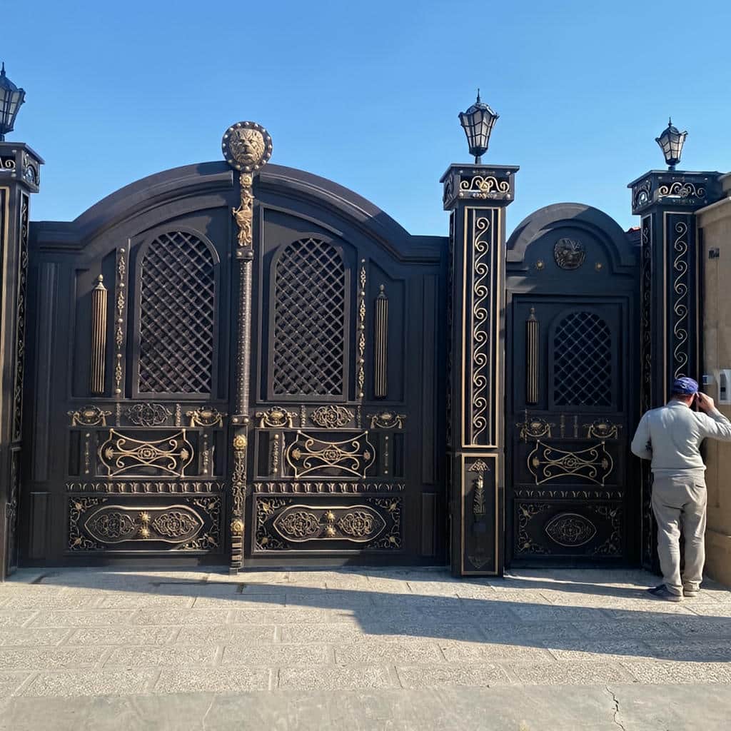 درب حیاط زیتونی ویلا با لولای مشکی و قاب باریک