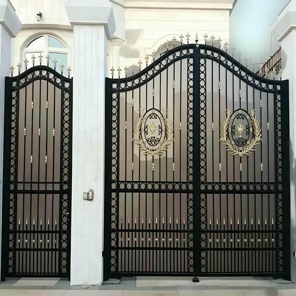 درب حیاط مشکی با قفل توکار در گرگان