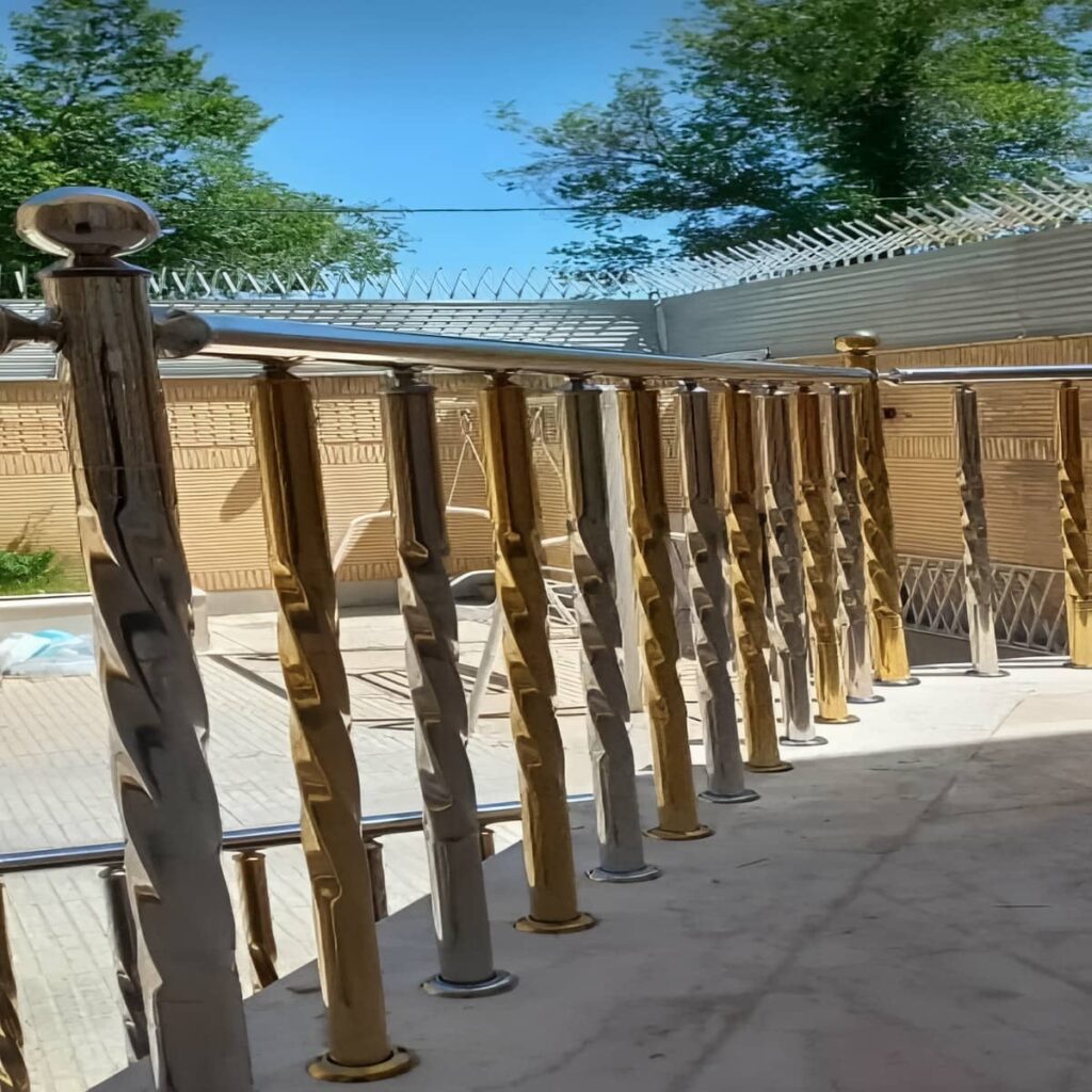 دست‌انداز استیل برس‌خورده بر لبه تراس روشن