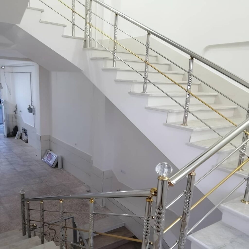 دست‌انداز استیل برس‌خورده در استان چهارمحال و بختیاری با انحنای نرم