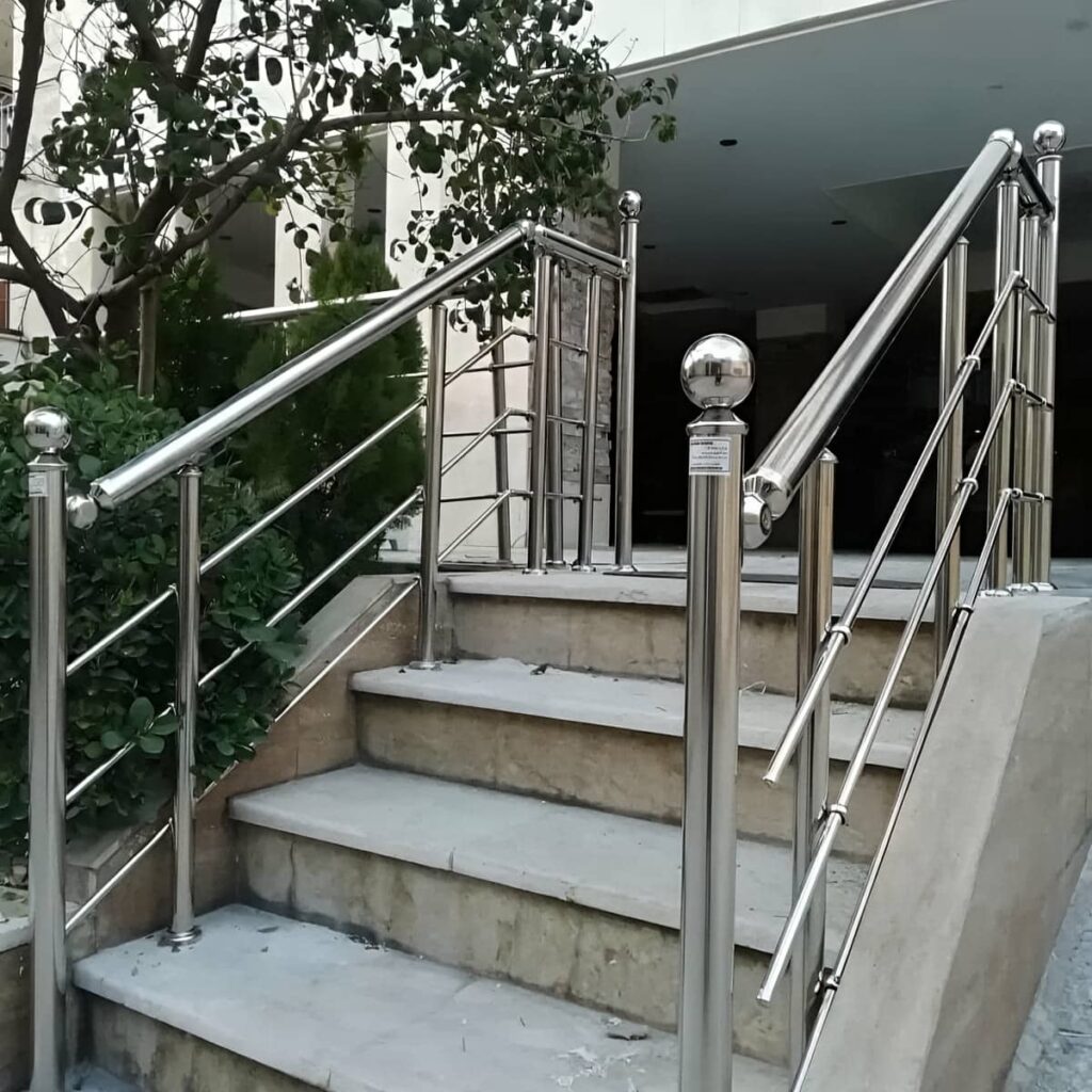 دست‌انداز استیل صیقلی با سطح خوش‌دست در راهرو
