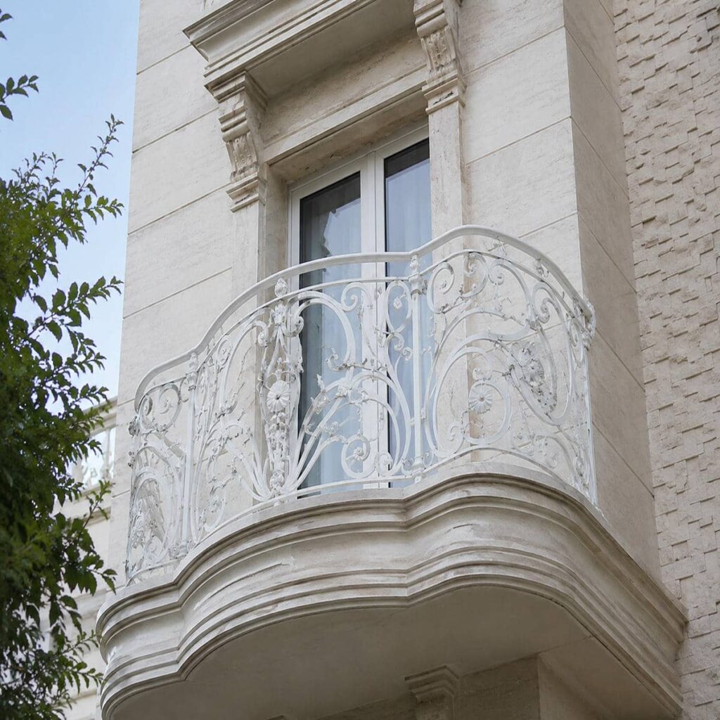 دستانداز فلزی سفید کنار در تراس آپارتمان مشهد دستانداز فلزی سفید کنار در تراس آپارتمان مشهد