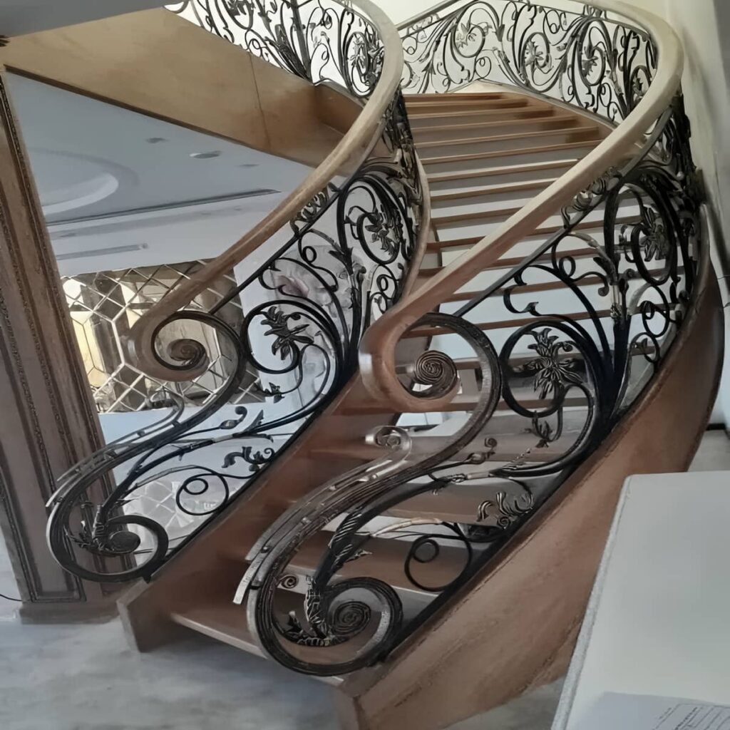 دست‌انداز چوبی خوش‌دست روی پلکان داخلی با دیوار کرم