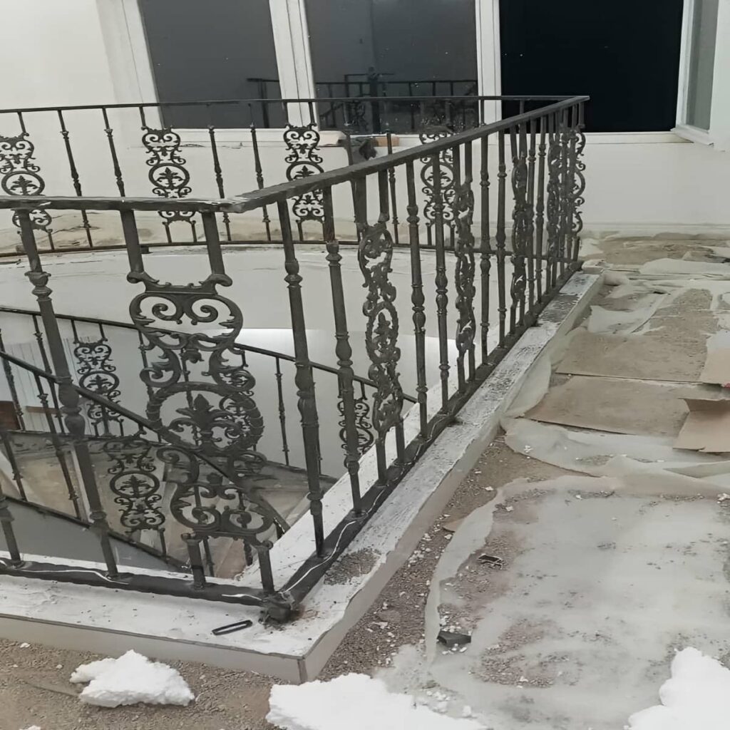 دست‌انداز گرد چوبی روی حفاظ فلزی خاکستری