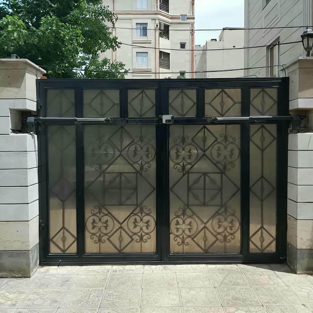 ریموت خاکستری کنار فرمان خودرو هنگام ورود ریموت خاکستری کنار فرمان خودرو هنگام ورود