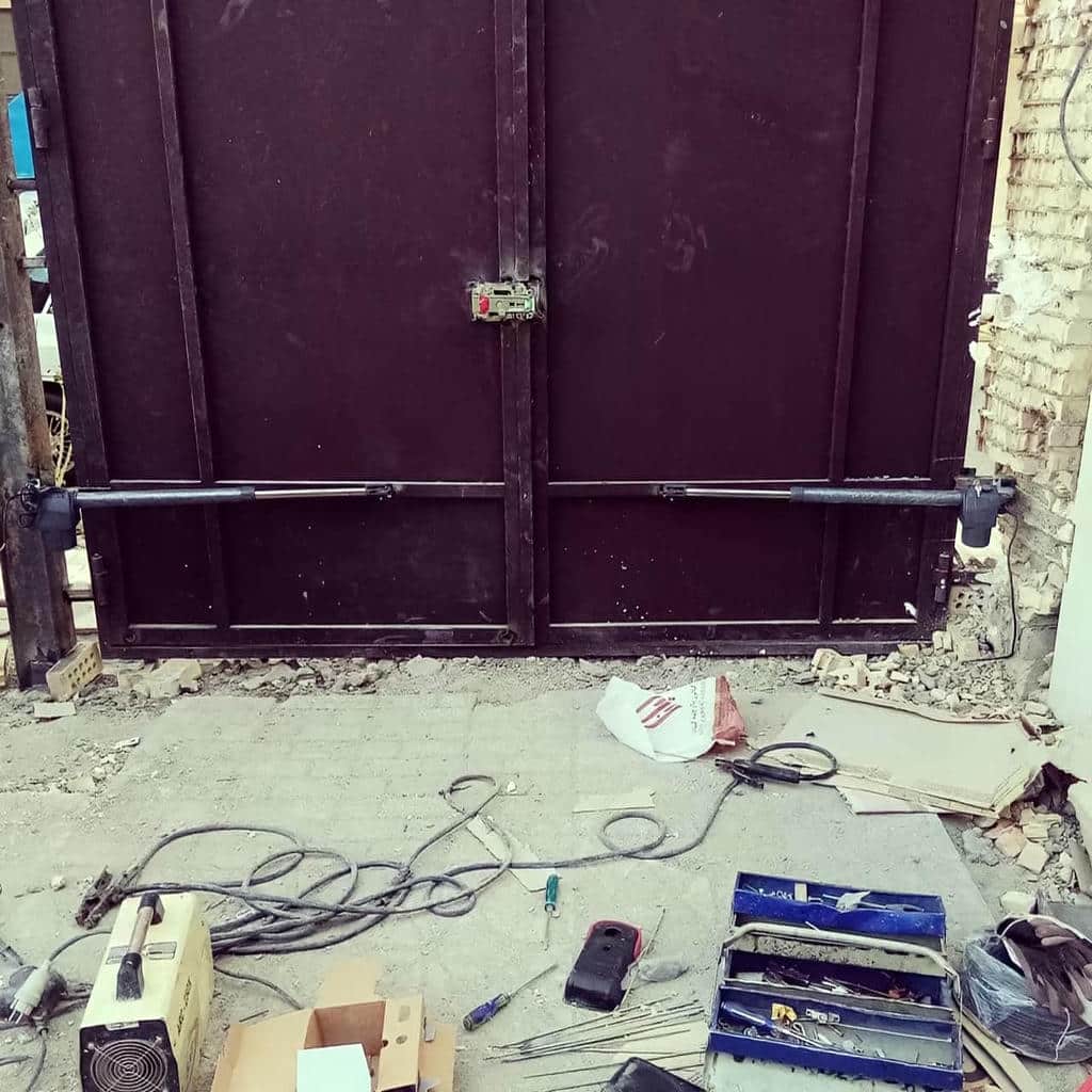 ریموت مشکی در دست راننده پشت ورودی بسته
