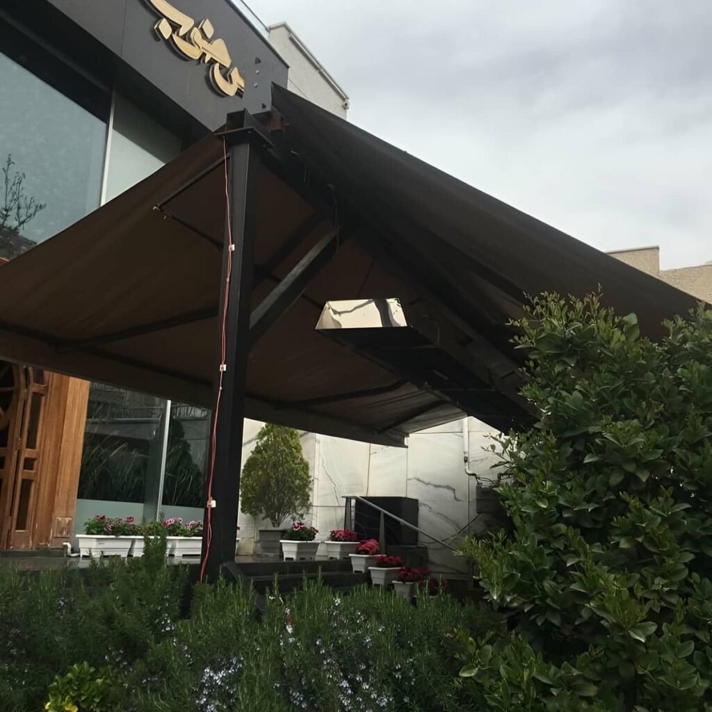 سایبان برقی خاکستری بالای ورودی آپارتمان سمنان
