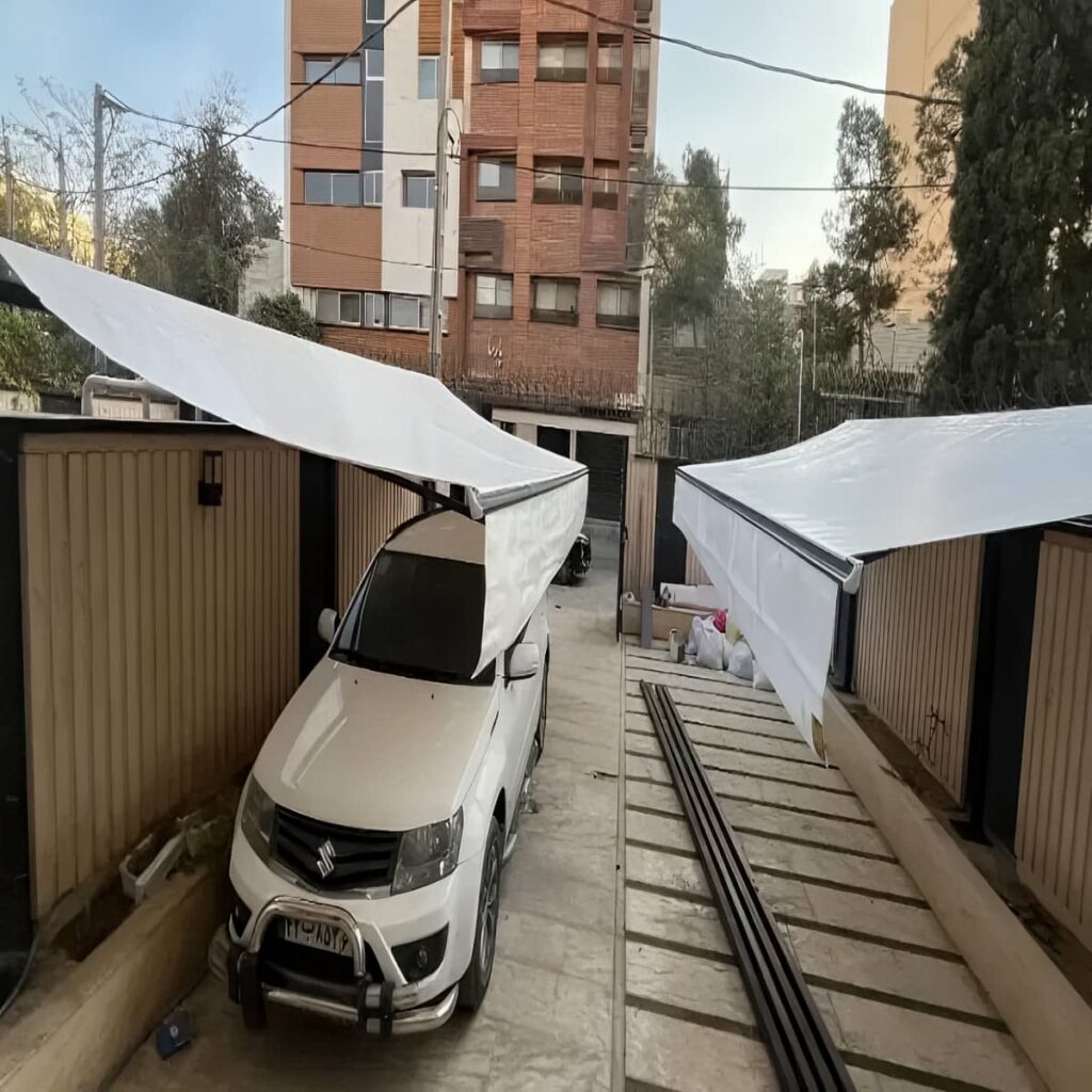 سایبان برقی زیتونی مقابل در حیاط در استان قم