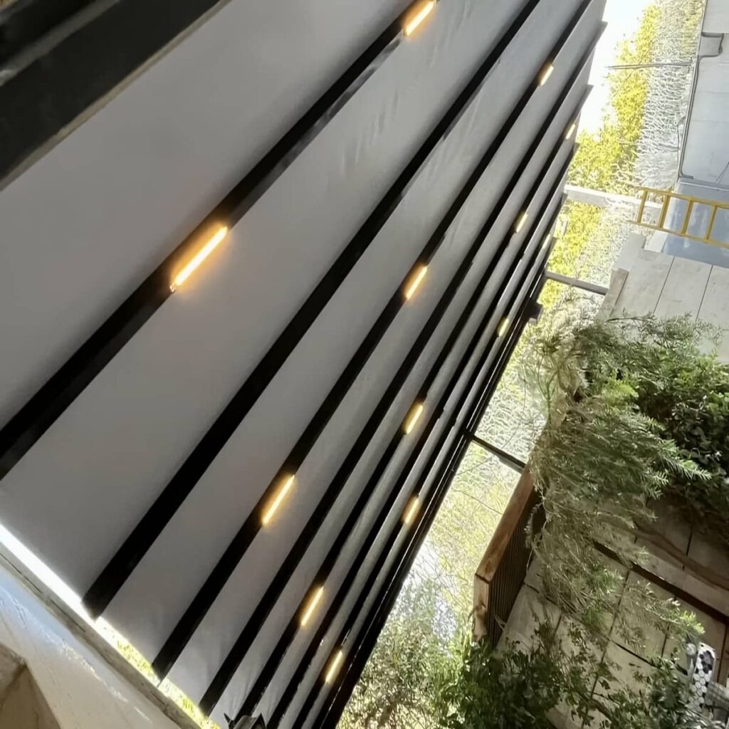 سایبان برقی کرم بالای سردر آجری قدیمی ایلام