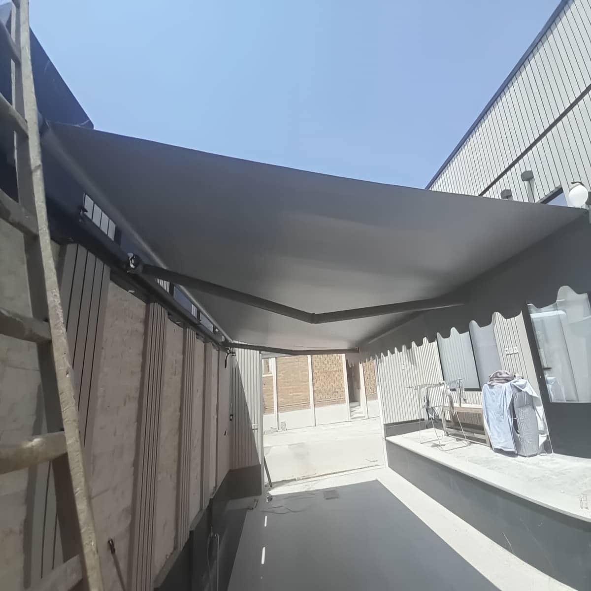 سایبان برقی کرم بالای ورودی مسکونی ساری