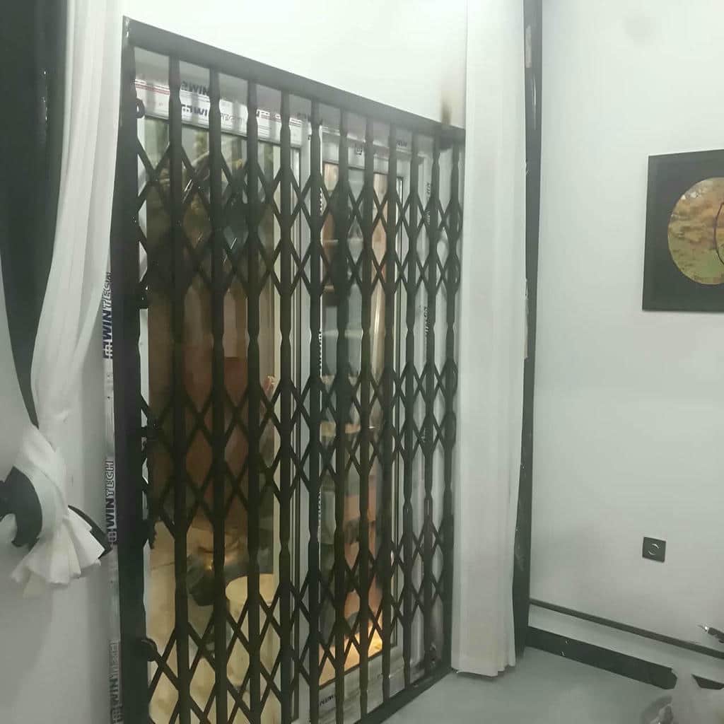 شبکه لوزی آهنی سفید مقابل در آپارتمان