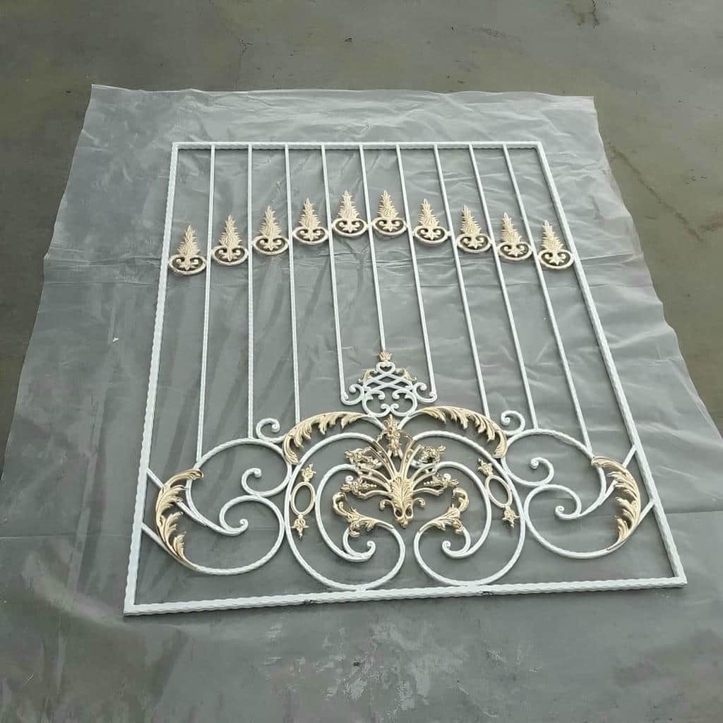 قاب گارد ثابت سفید روی نمای آجری
