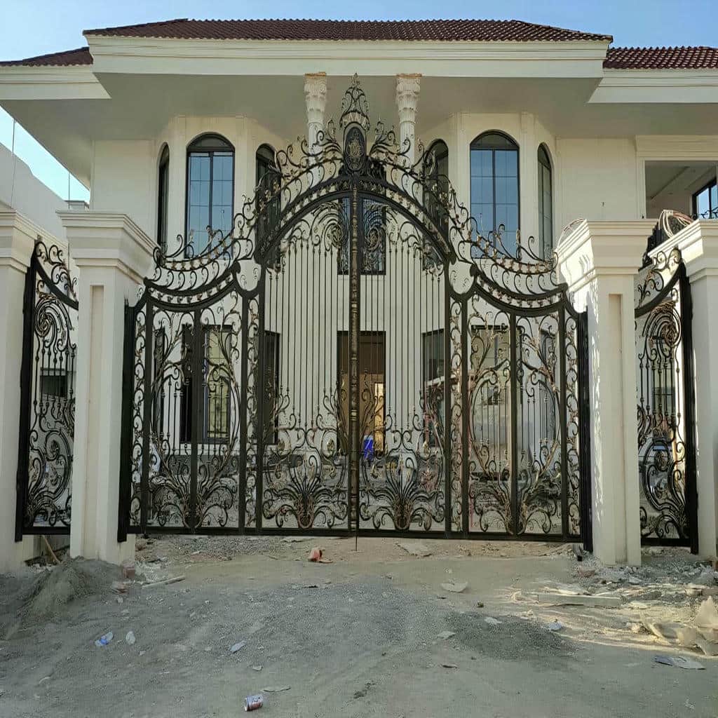 لنگه آهنی زیتونی با لولای محکم کنار دیوار