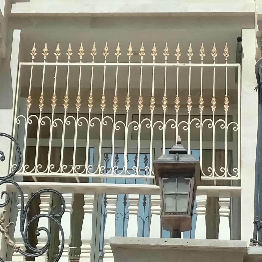 محافظ آهنی سفید کنار ورودی حیاط کرمانشاه