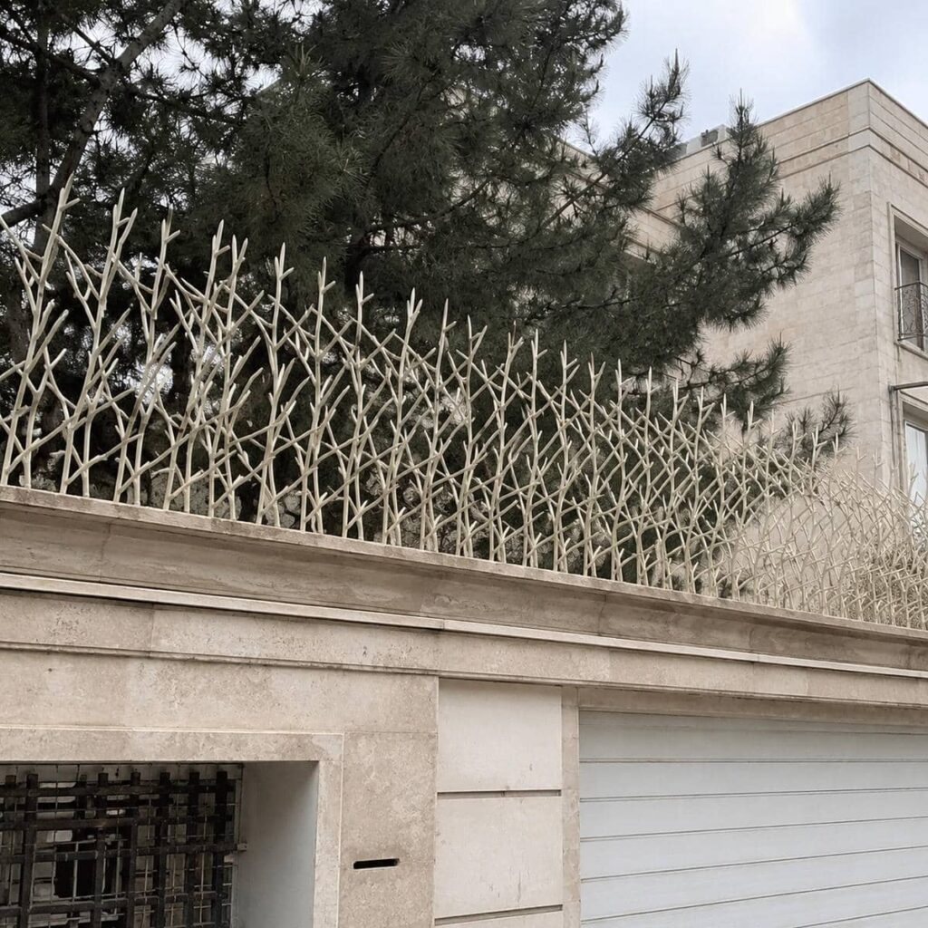 محافظ آهنی متراکم بالای دیوار محوطه مسکونی