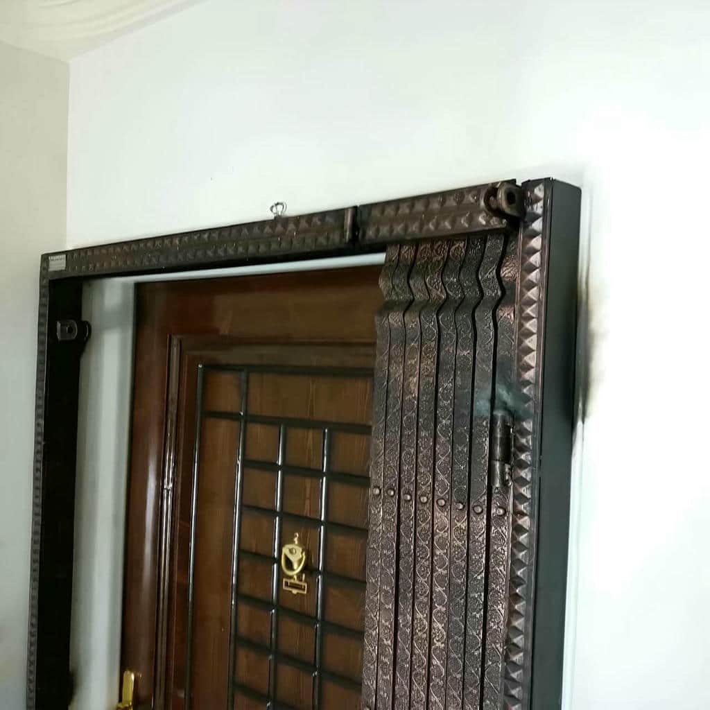 محافظ تاشوی سفید کنار در چوبی واحد مسکونی محافظ تاشوی سفید کنار در چوبی واحد مسکونی