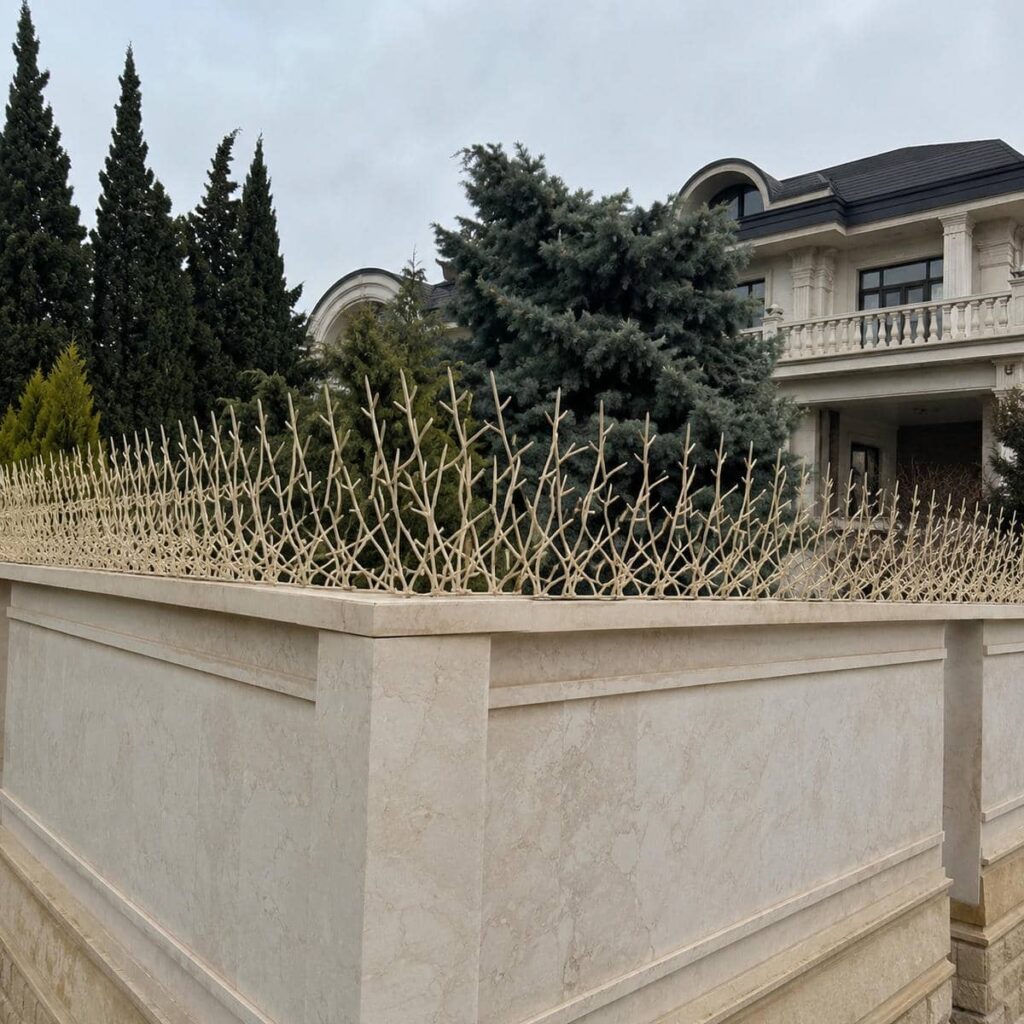 محافظ فلزی دیوار در کنار ورودی خودرو