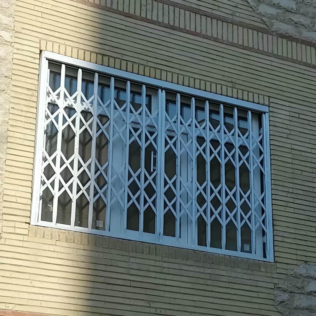 محافظ پنجره بازشو با قاب مستطیلی خاکستری