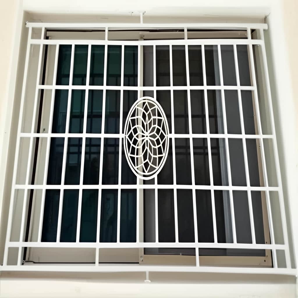 نرده آهنی سفید کنار حیاط خانه استان کردستان