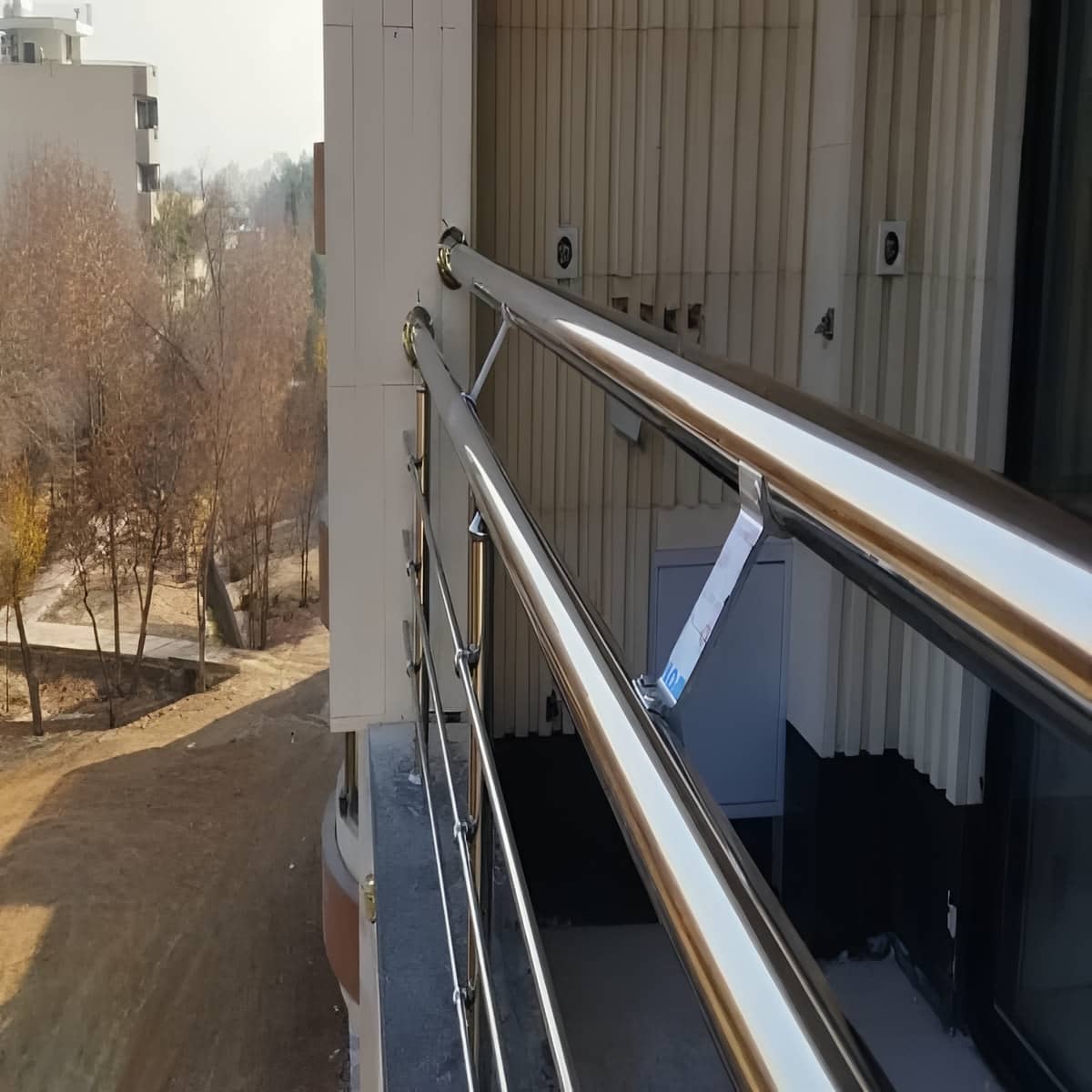 نرده بالکن استیل مات در استان هرمزگان کنار تراس ساحلی