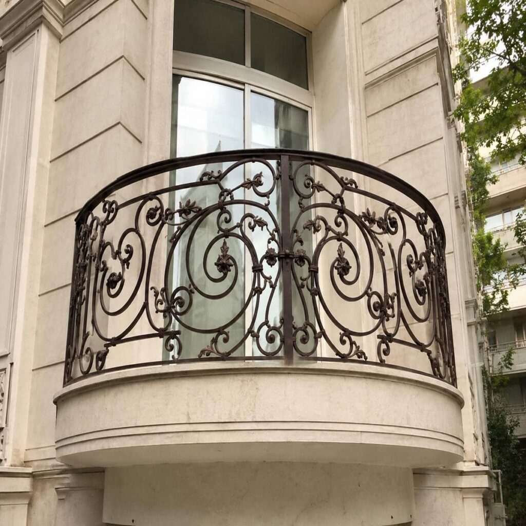 نرده بالکن برنزی با پوشش یکنواخت روی تراس باریک