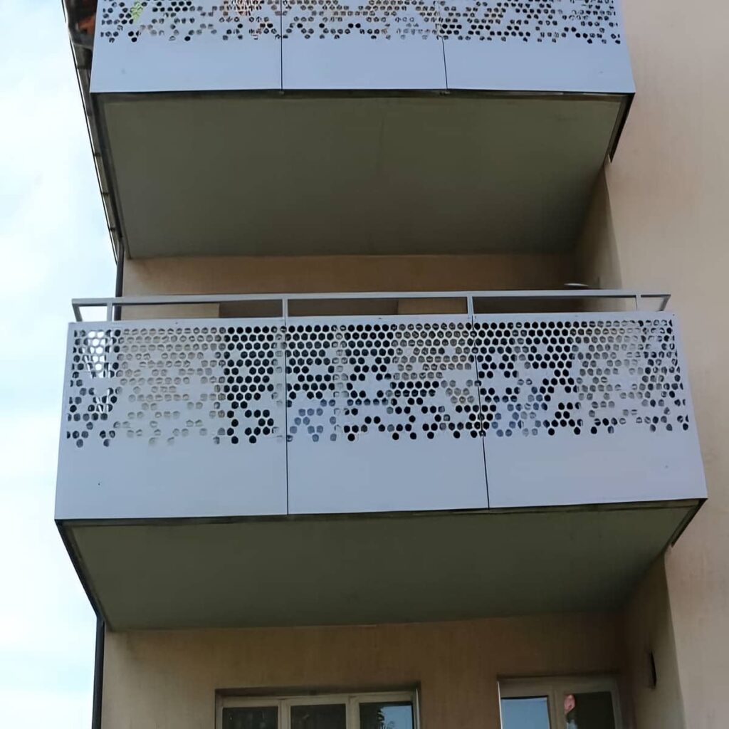 نرده بالکن ساده کنار در کشویی در استان همدان