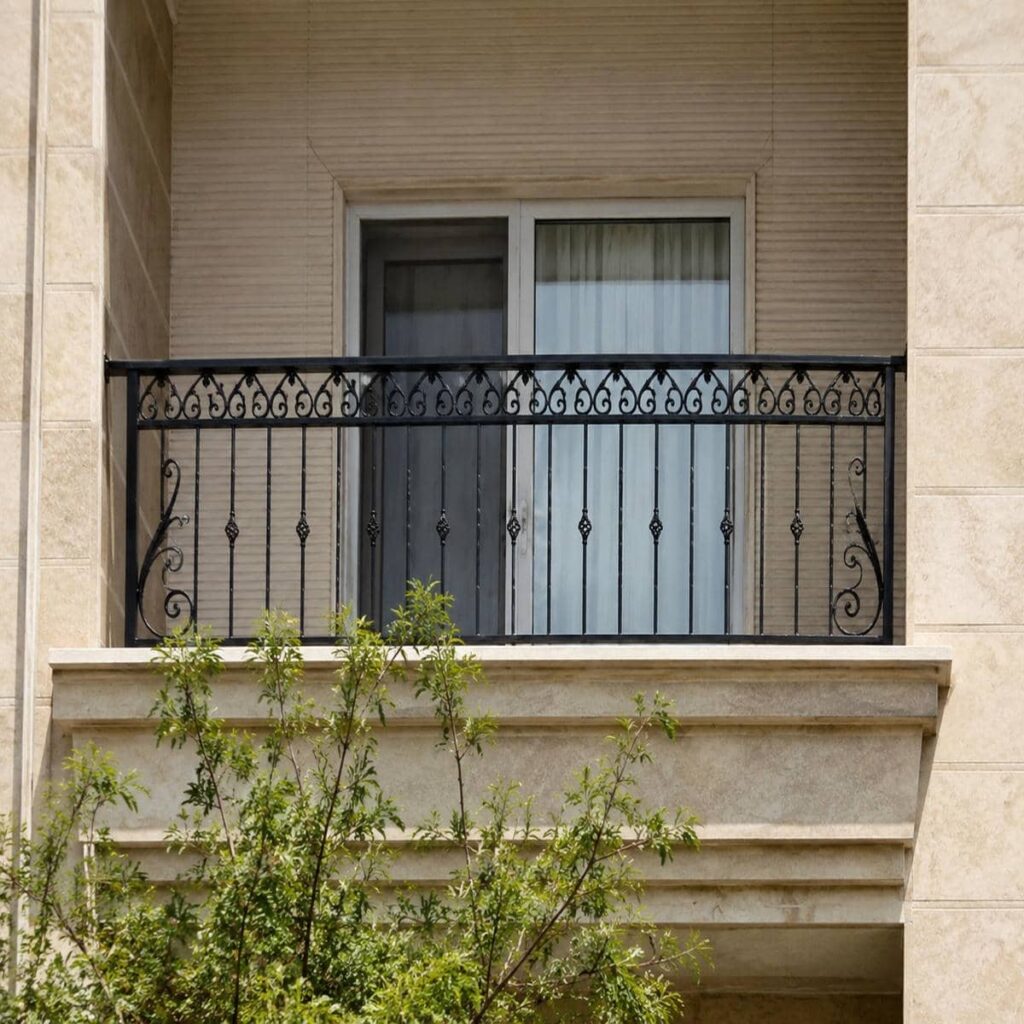 نرده بالکن سفید با پوشش مقاوم روی لبه سنگی