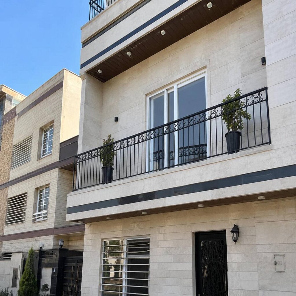 نرده بالکن سفید در بیرجند بر نمای آجری نرده بالکن سفید در بیرجند بر نمای آجری