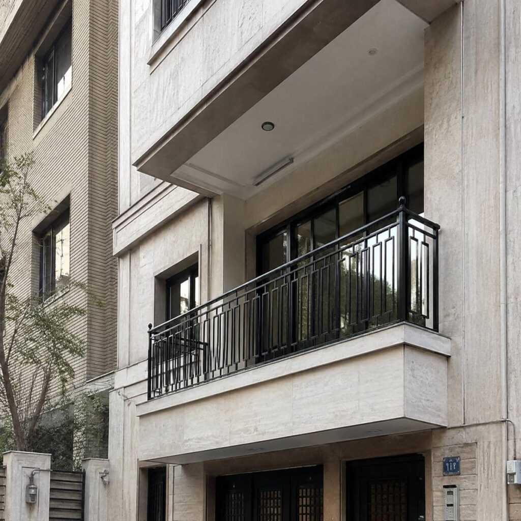 نرده بالکن شیشه‌ای با دست‌انداز فلزی در استان تهران