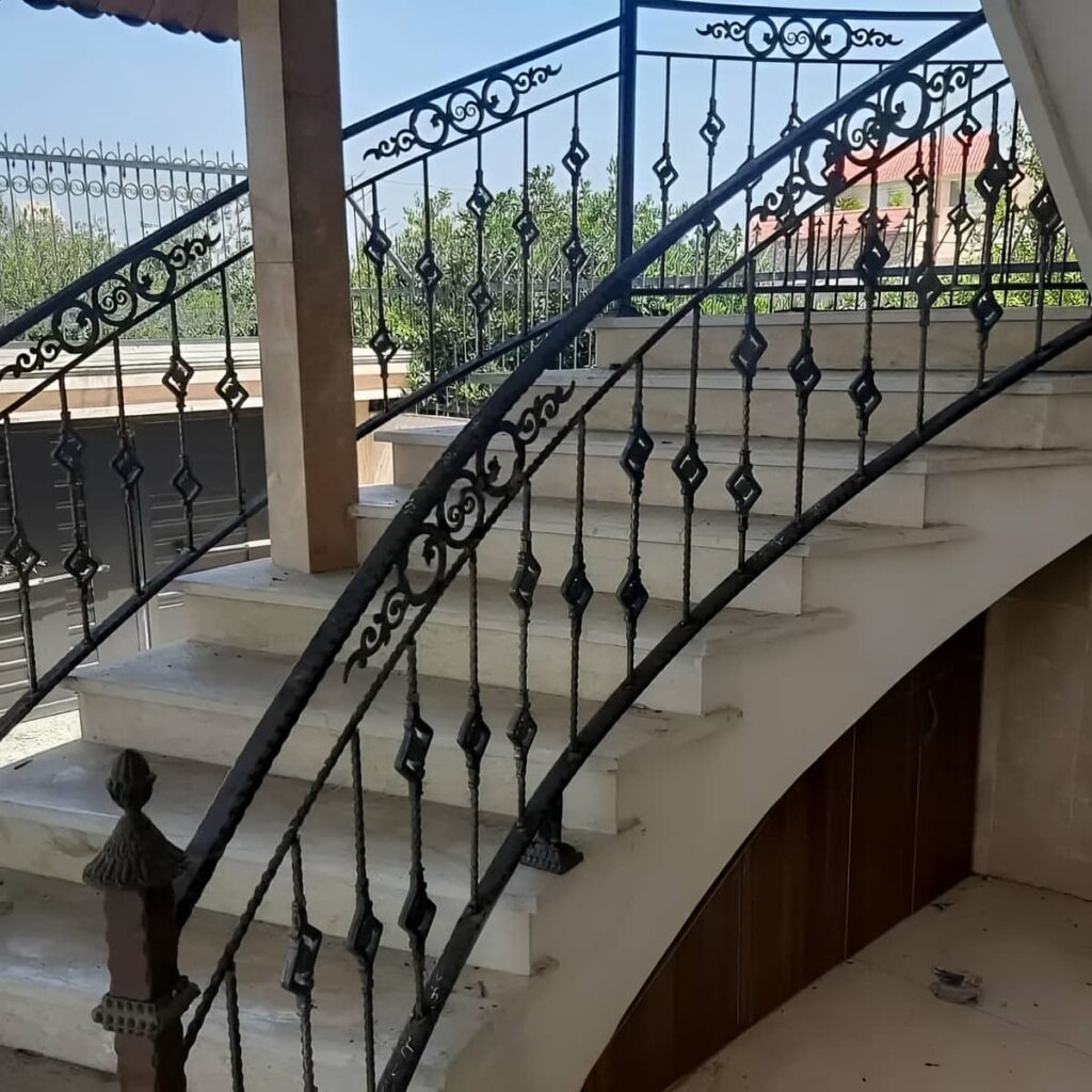 نرده راه پله آهنی مشکی در ساختمان استان آذربایجان شرقی نرده راه پله آهنی مشکی در ساختمان استان آذربایجان شرقی