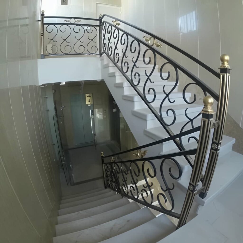 نرده راه پله سفید کنار دیوار سنگی مشهد
