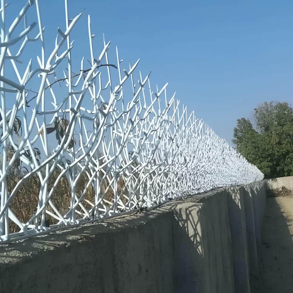 نرده روی دیوار با سرنیزه های طلایی نمای کلاسیک
