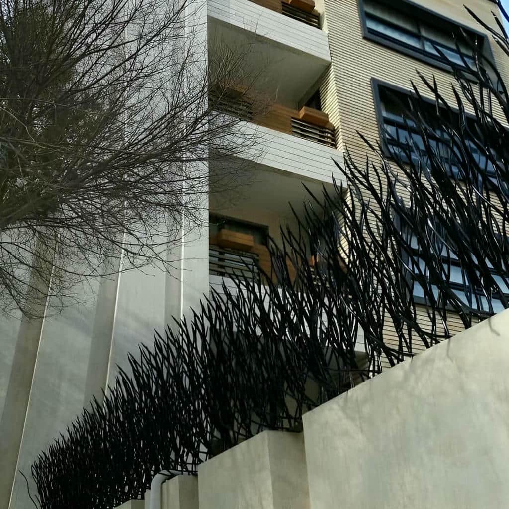 نرده سرنیزه ای بلند روی دیوار سنگی باغ نرده سرنیزه ای بلند روی دیوار سنگی باغ