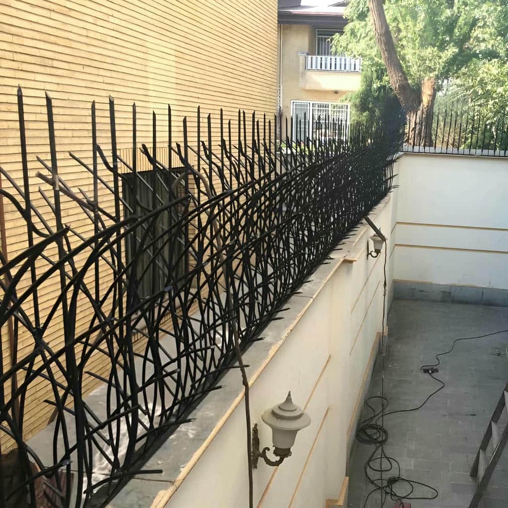نرده سرنیزه ای سفید بالای ورودی مجتمع مسکونی