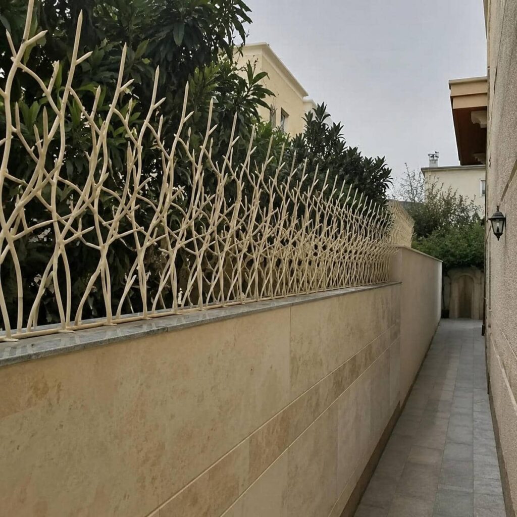 نرده سرنیزه ای مشکی روی حصار بلند باغ