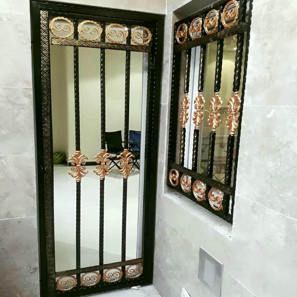 نرده فلزی تیره با خطوط عمودی در شیراز