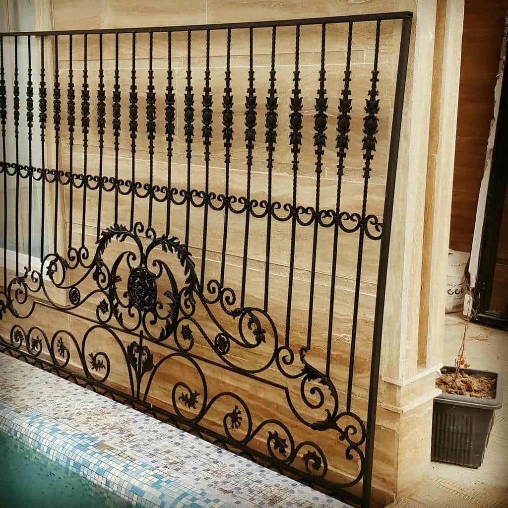 نرده فلزی مستطیلی حیاط ساختمان استان بوشهر